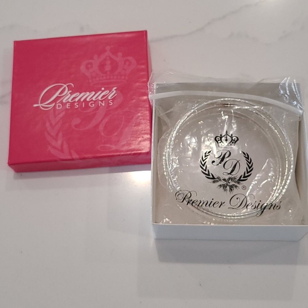 Premier Designs Bangle bracelet